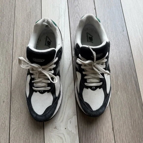New Balance 2002R Black and White Shoes with Green Details - Picture 3 of 9